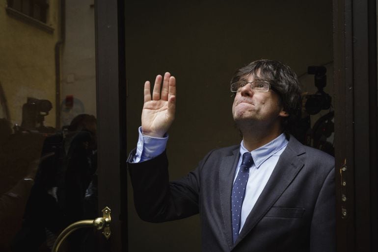 El nuevo presidente electo catalán, Carles Puigdemont, se despidía de sus compañeros en el Ayuntamiento de Girona