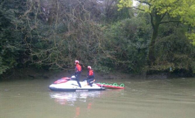 Buceadores de los bomberos rastrean el Urumea en búsqueda de Iñaki García Rodriguez