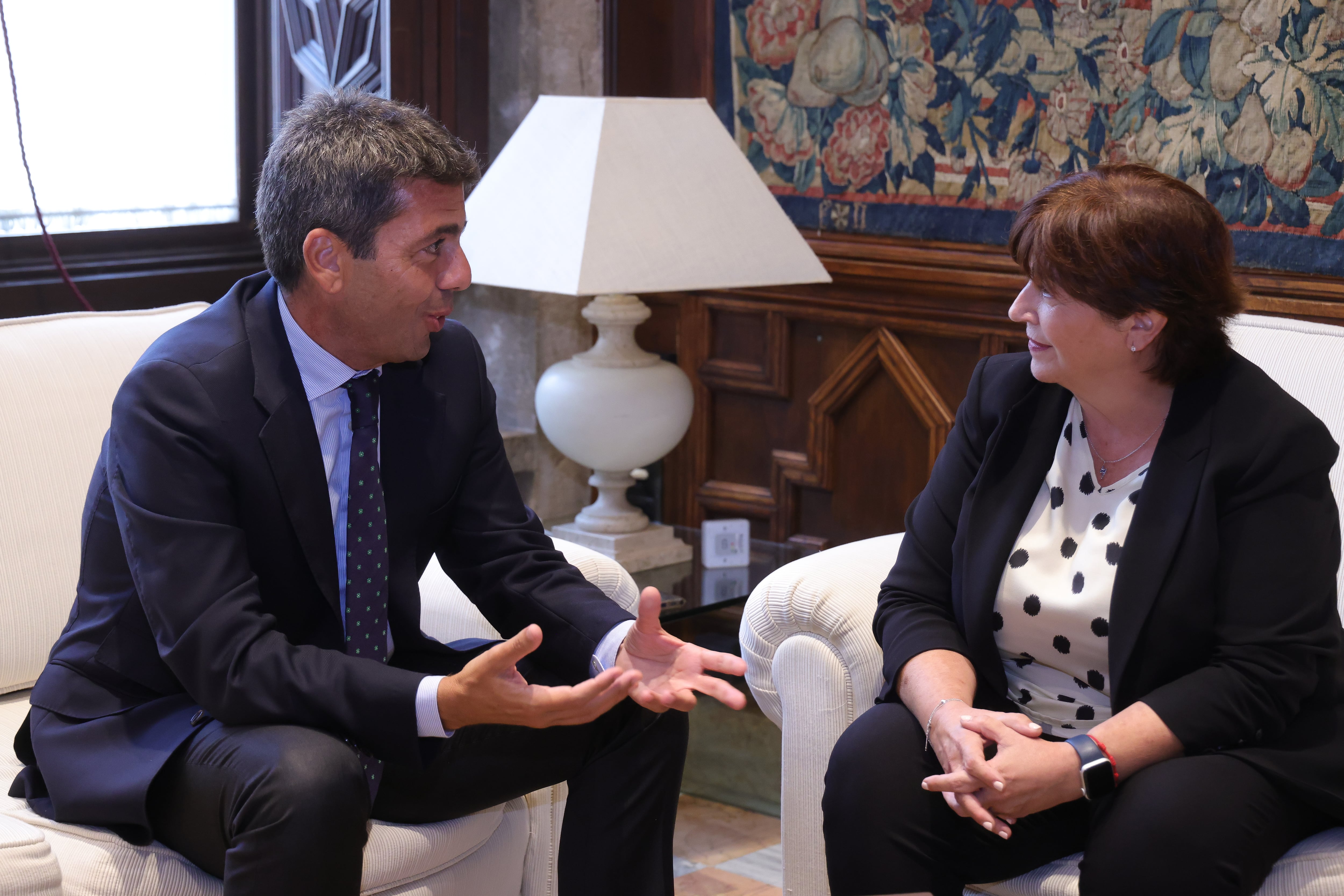 Carlos Mazón, president de la Generalitat y Verónica Cantó, presidenta de la Acadèmia Valenciana de la Llengua