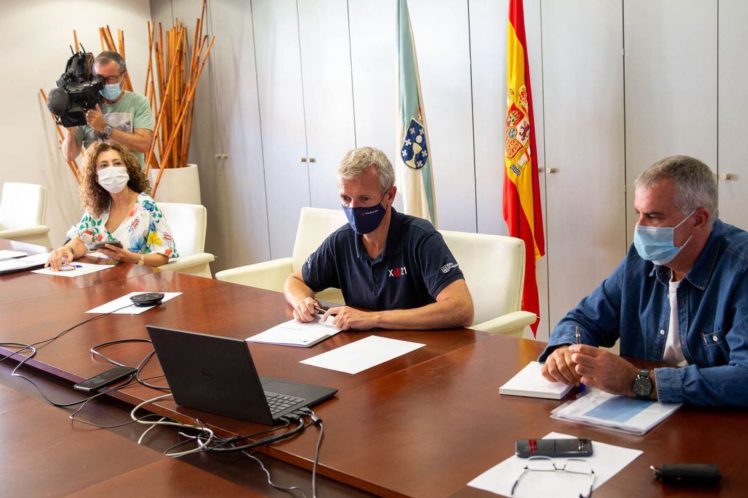 Alfonso Rueda en el centro de la imagen