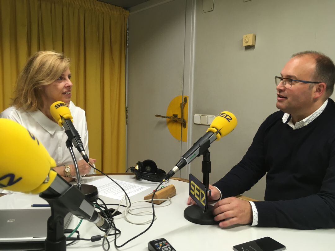 Aida Pena, jefa de contenidos de la Ser en Galicia y el secretario general del PPdeG, Miguel Tellado.