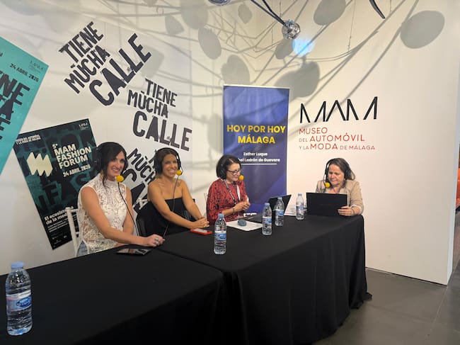 De izquierda a derecha: Mar González y Elvira Carrera, codirectoras del Museo del Automóvil y la Moda, junto a Isabel Ladrón de Guevara y Esther Luque, en el marco del MAM Fashion Forum celebrado en el museo.
