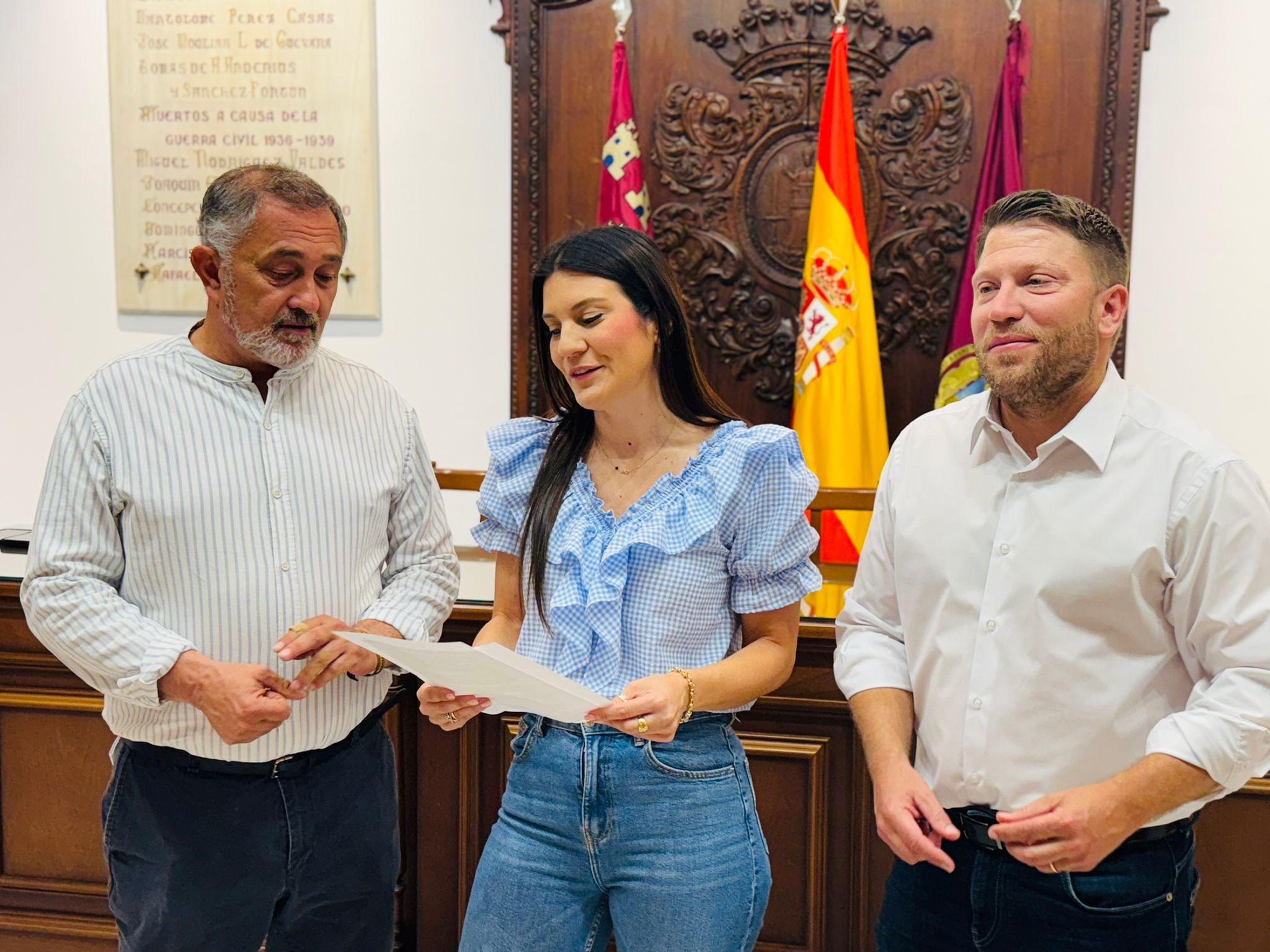Ángel Meca, edil de Ganadería, María Hernández, concejala de Urbanismo y Juan Pedro Vera, director general de ganadería