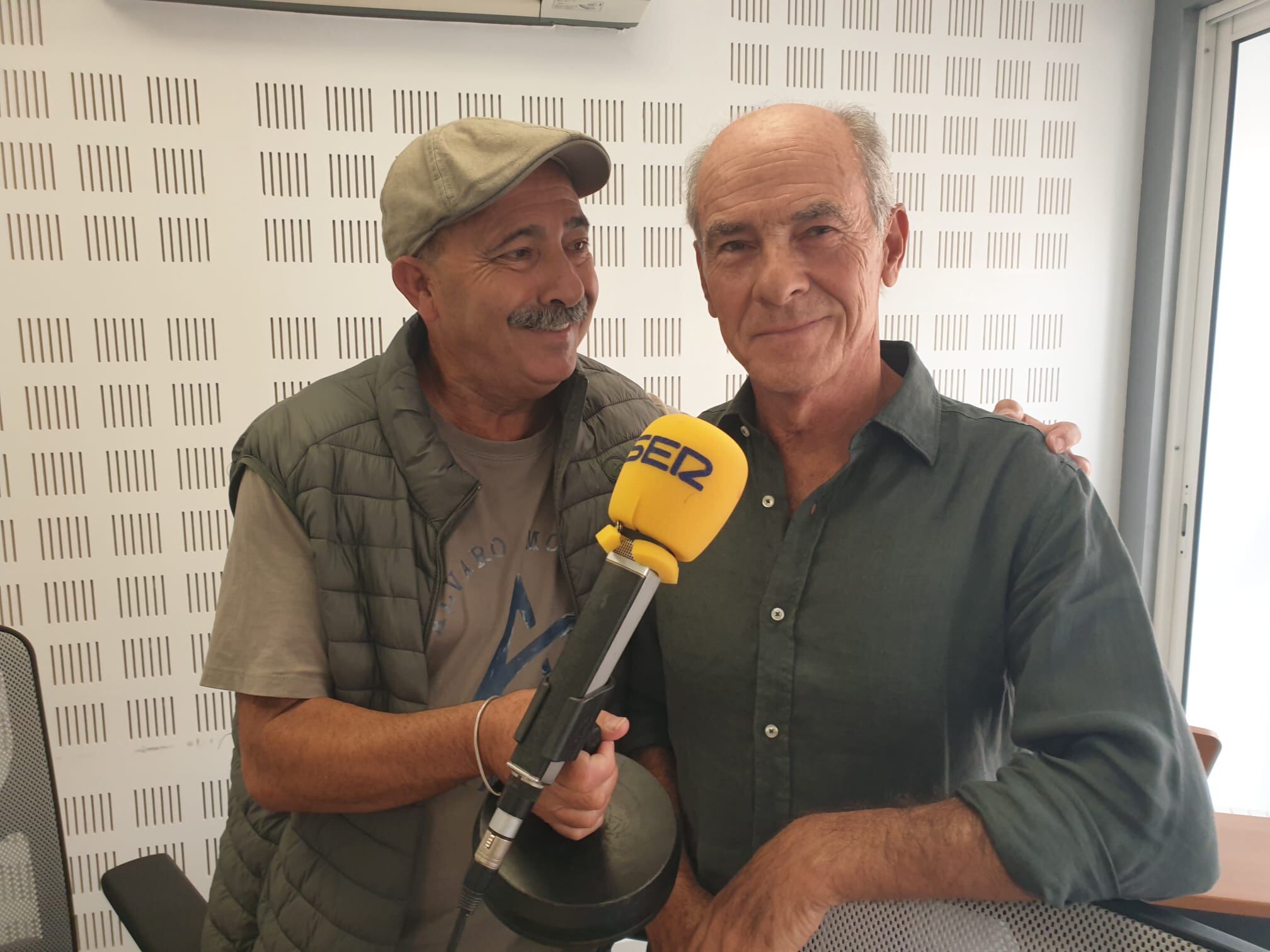 Pedro Quesada, pintor onubense junto a Antonio García ex director de la Escuela de Arte León Ortega de Huelva