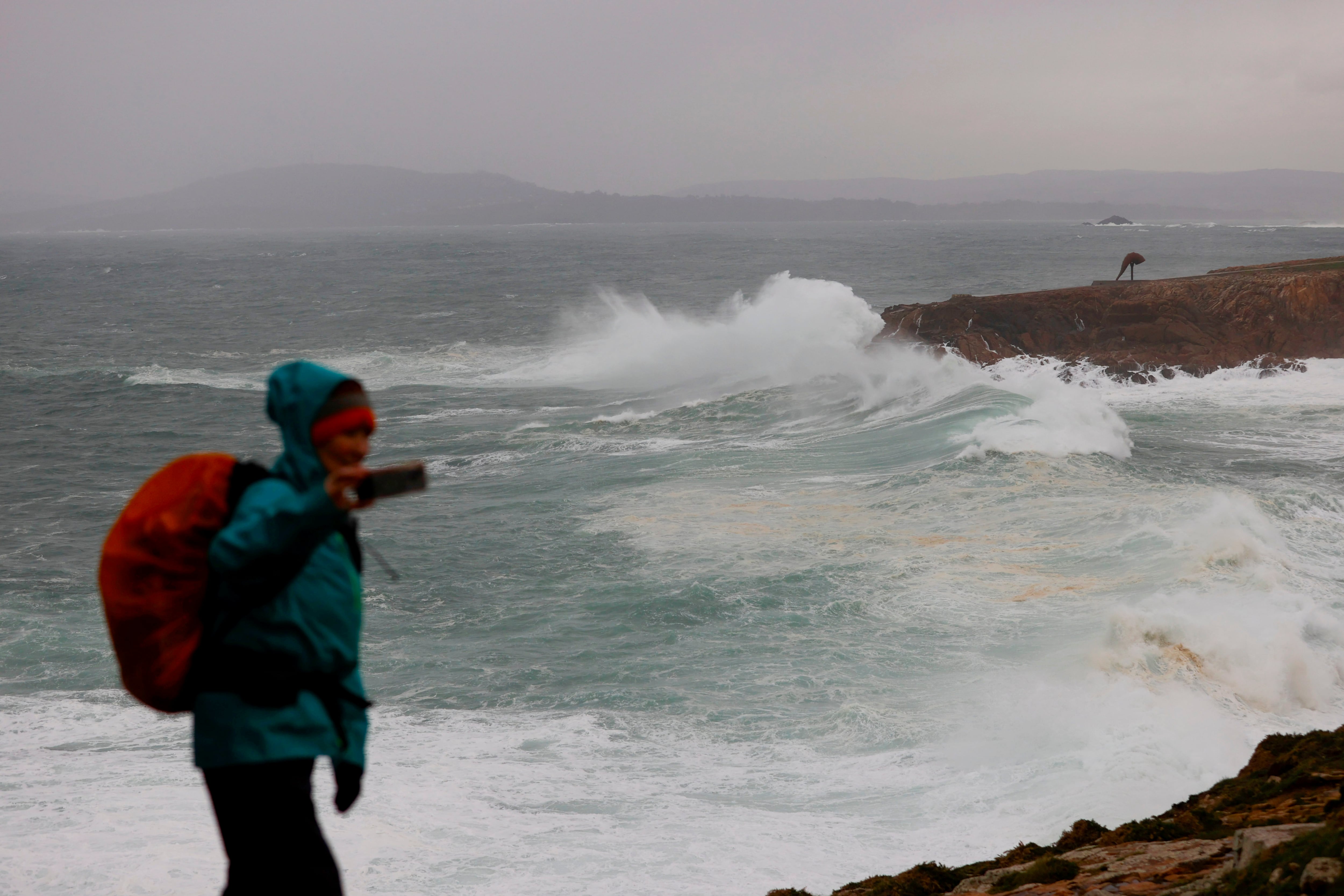 Los efectos más adversos de la borrasca Hermina llegarán hoy a España, con rachas de viento muy fuertes en gran parte de la península y Baleares y precipitaciones muy persistentes en muchos lugares. EFE/Cabalar