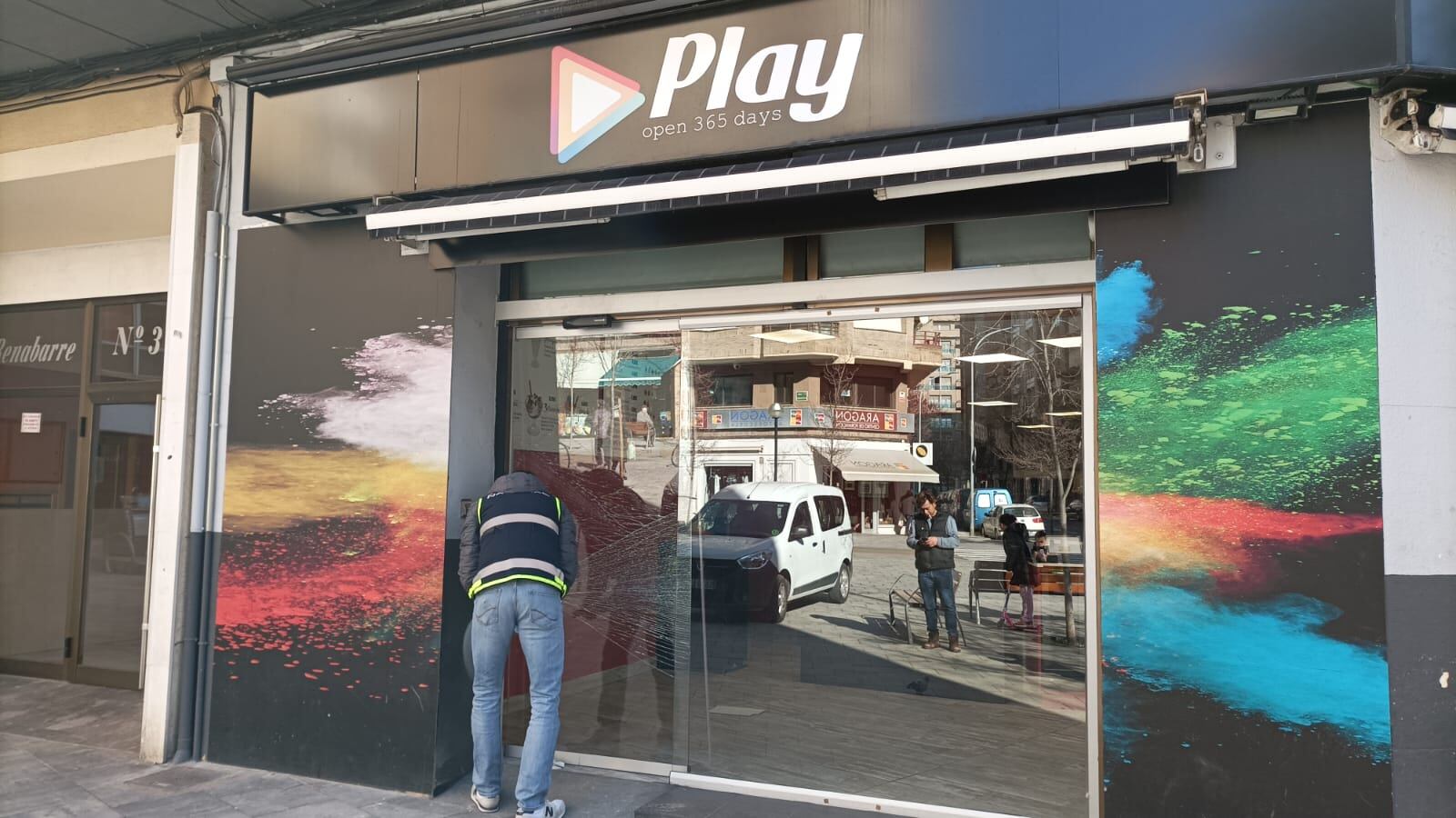 La policía tomando huellas en el robo de una tienda en Huesca