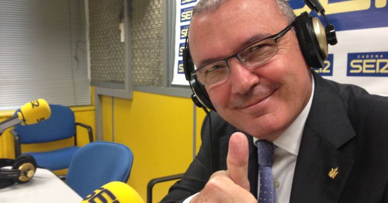 Carles Pellicer, alcalde de Reus, en una fotografia d'arxiu als estudis de Ràdio Reus.