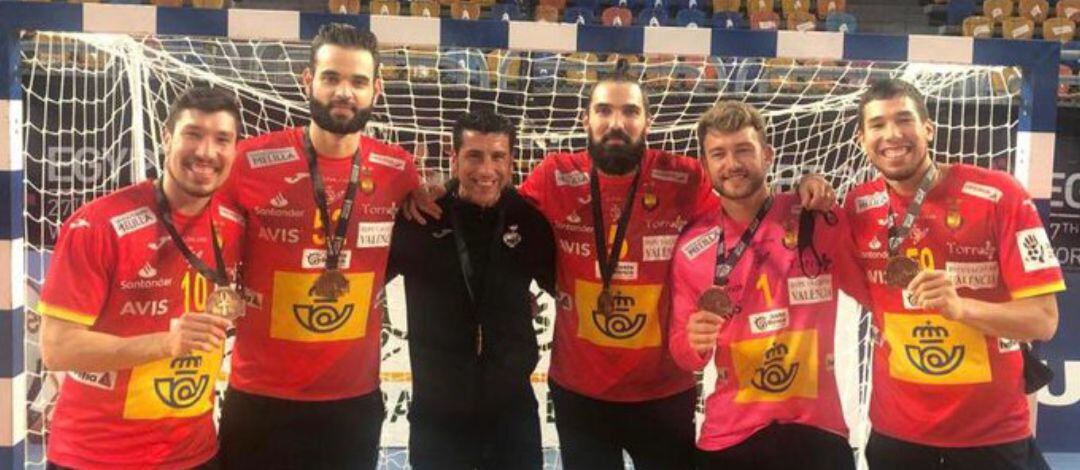 Pérez de Vargas (segundo por la derecha) junto a los castellanomanchegos Maqueda y Marchán, Jesús Rivilla (preparador físico natural de Puertollano) y los hermanos Dujshebaev, criados deportivamente en Ciudad Real