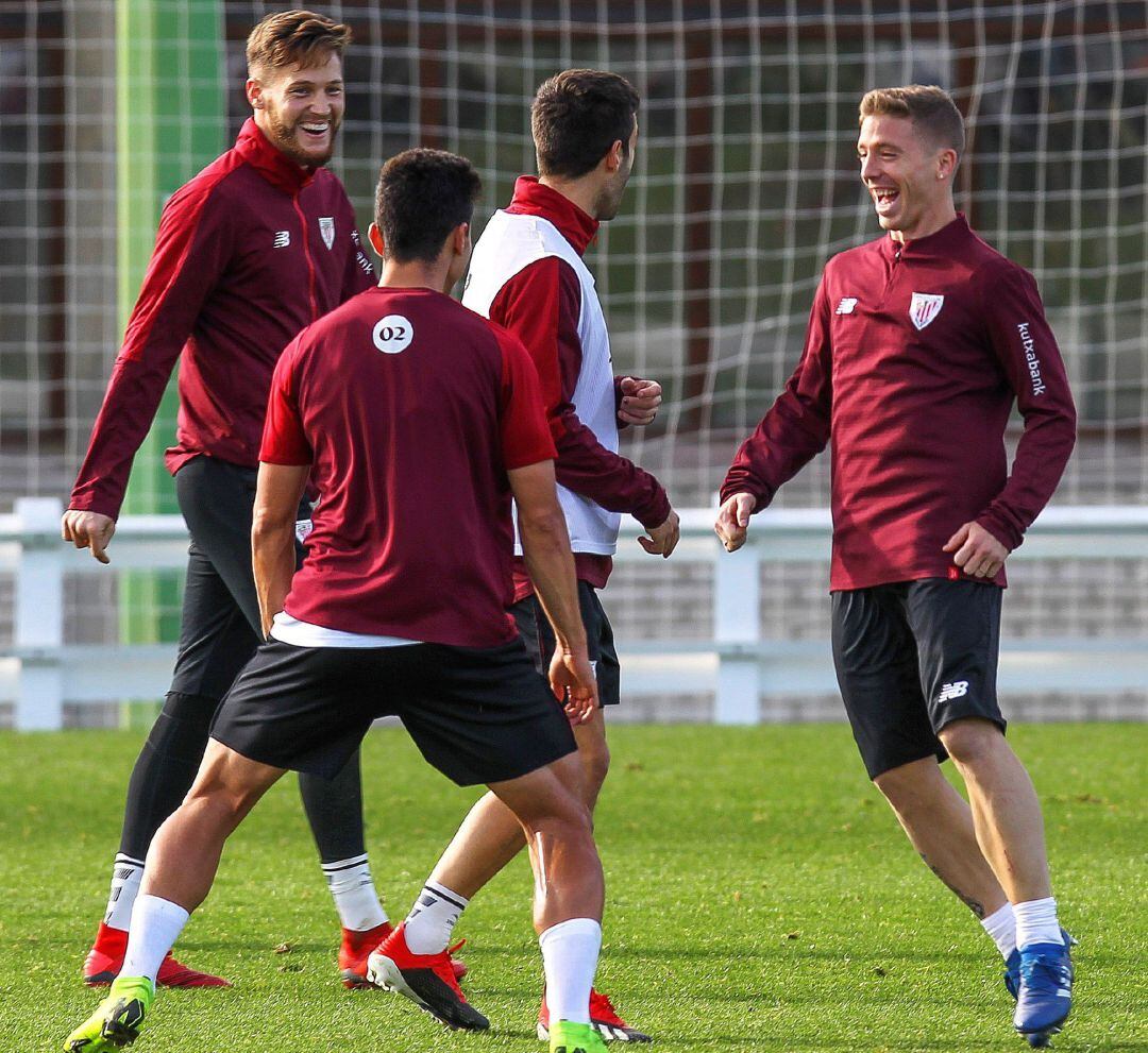 El extremo del Athletic de Bilbao, Iker Muniain (d), bromea con sus compañeros durante el entrenamiento del equipo bilbaíno, esta mañana en Lezama. Muniain ha renovado por el Athletic hasta el 30 de junio de 2024, esta temporada y las cinco próximas, y el