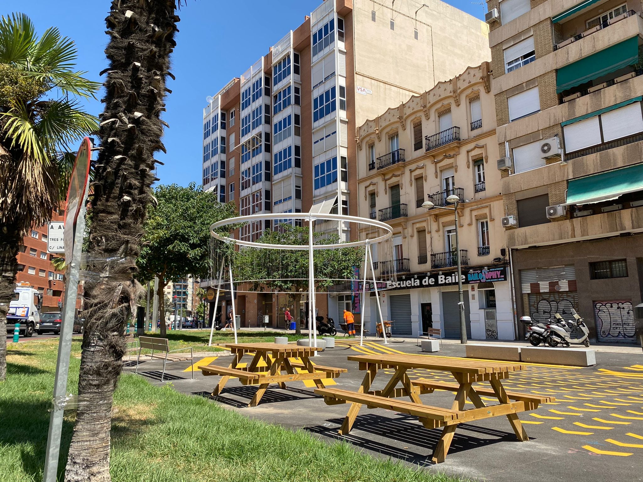 Resultado de la peatonalización blanda en la avenida Pérez Galdós de València, a la espera de la reurbanización definitiva.