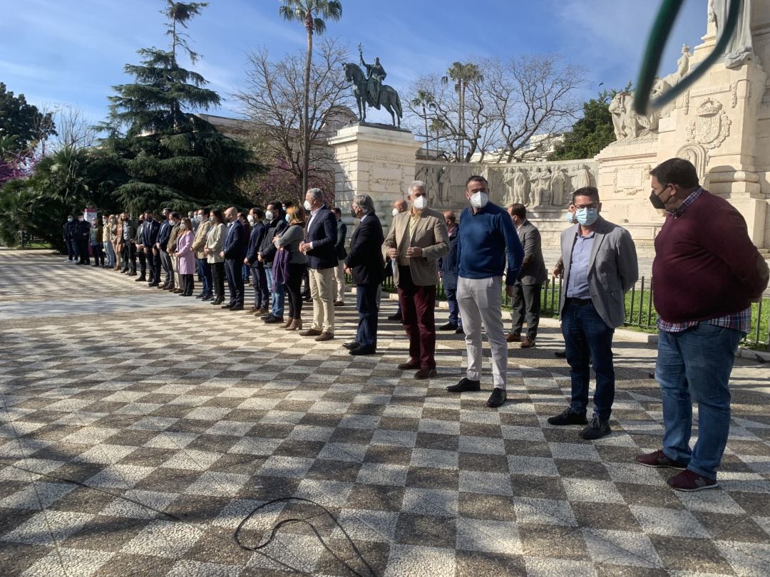 Todos los alcaldes de la provincia, encabezados por Irene García, frente al monumento a Las Cortes de la Plaza de España 