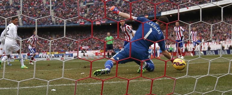 Casillas no puede atajar la bola en el primer tanto del Atlético, que fue obra de Tiago.