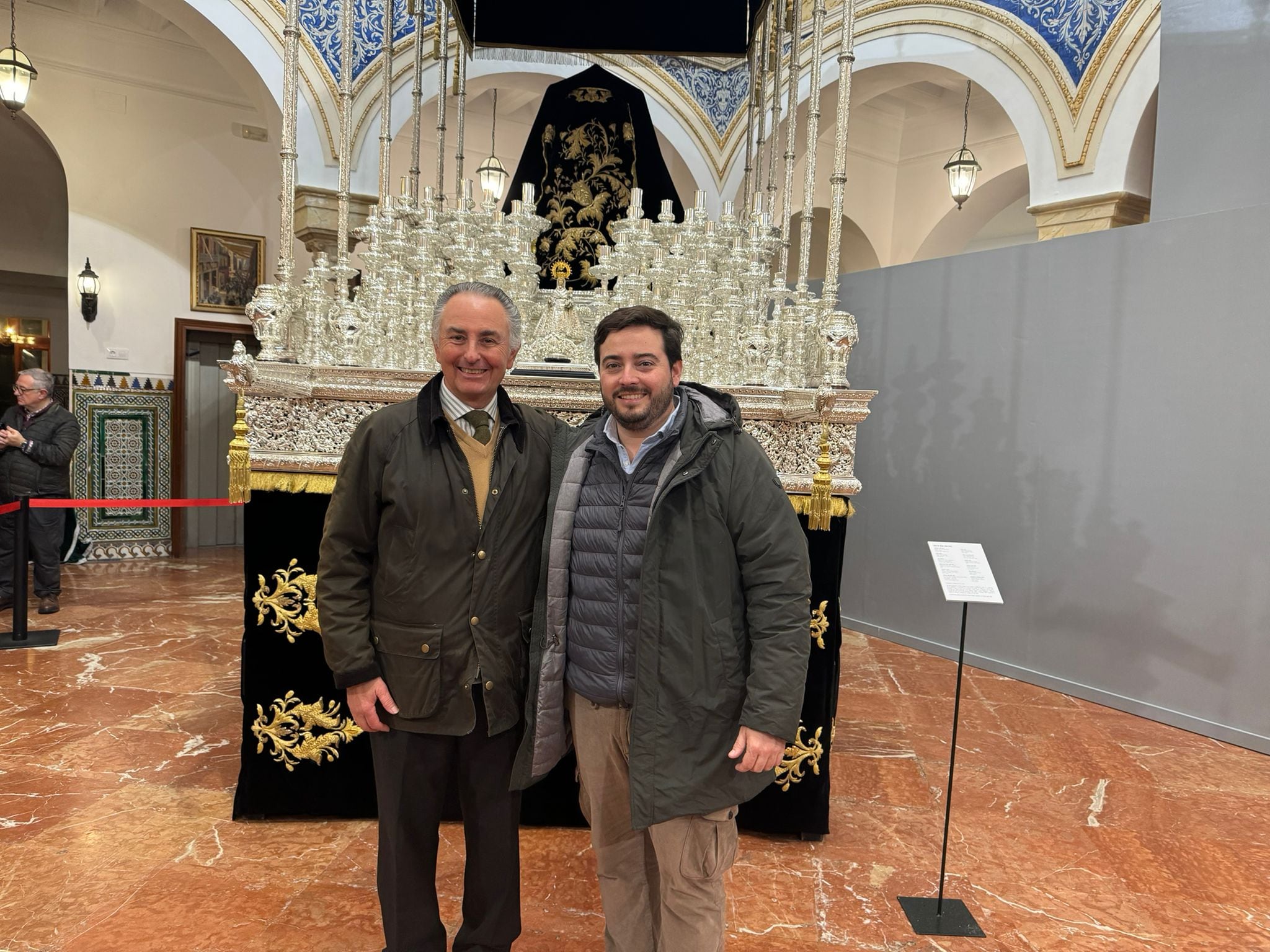 El hermano mayor de la Vera Cruz, José María Tortajada (izquierda), junto a nuestro compañero José Manuel Peña