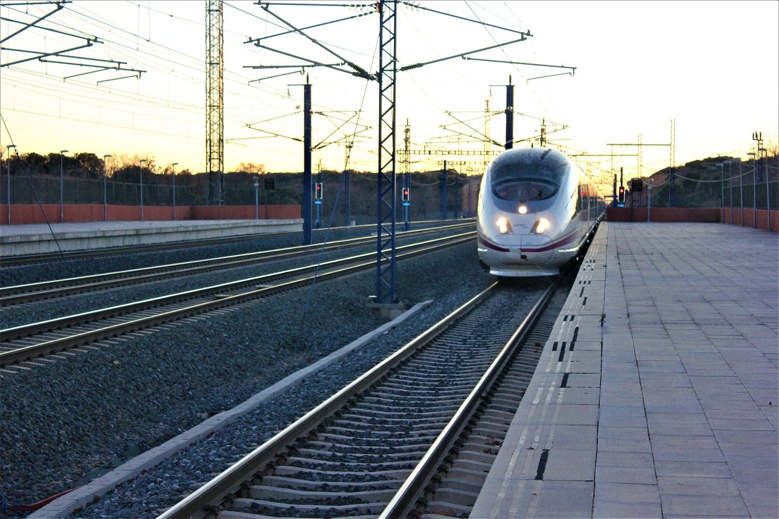 Tren llegando a la estación del AVE en Yebes