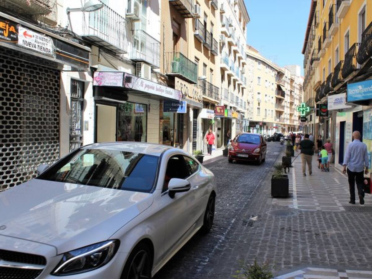 El Ayuntamiento de Jaén estudia una intervención integral en la calle Álamos