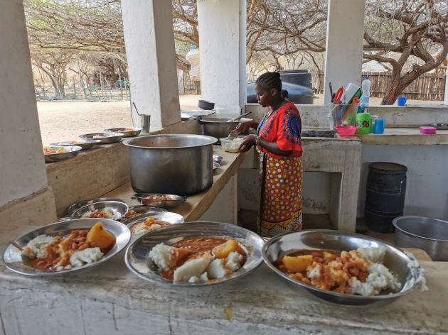 Elaborando la comida en la cocina de la escuela