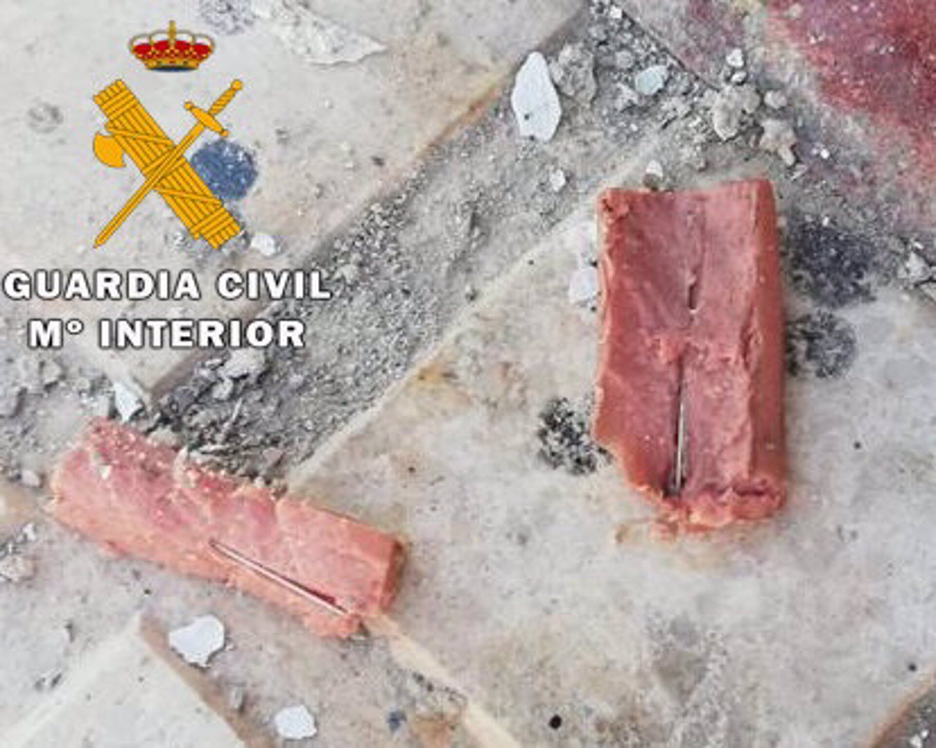 Salchichas con clavos en su interior halladas por la Guardia Civil.