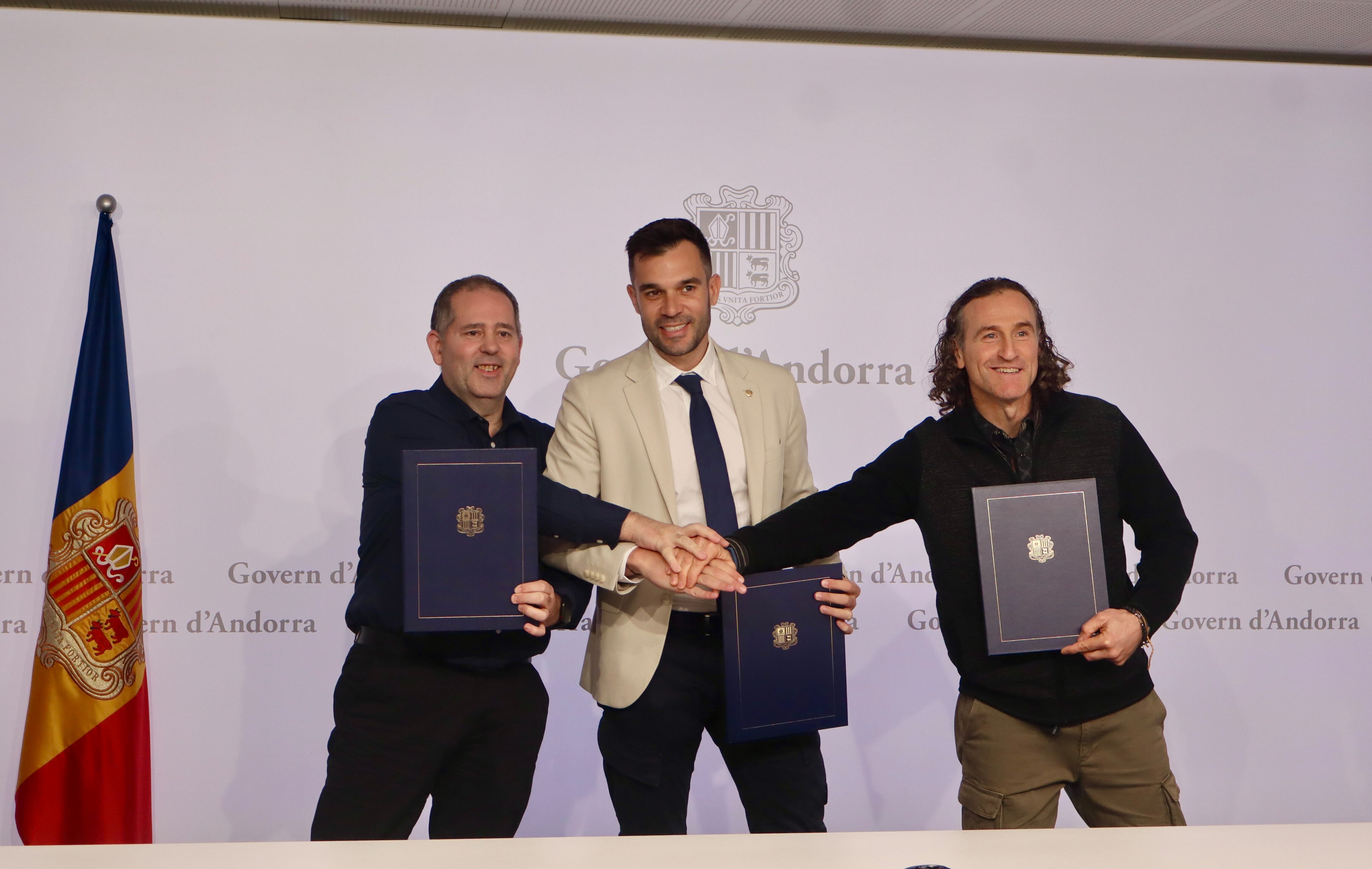 Signatura del conveni amb les associacions de taxistes entre el secretari d’Estat de Transició Energètica, Transports i Mobilitat, David Forné; el president de l’Associació de Taxistes d’Andorra (ATA), Víctor Ambor, i el president de l’Associació de Taxistes Interurbans, Armando Javier Godoy.