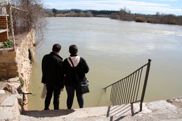 Inquietud a Miravet davant el nou augment de cabal al tram final de l'Ebre que pot inundar finques i la façana fluvial