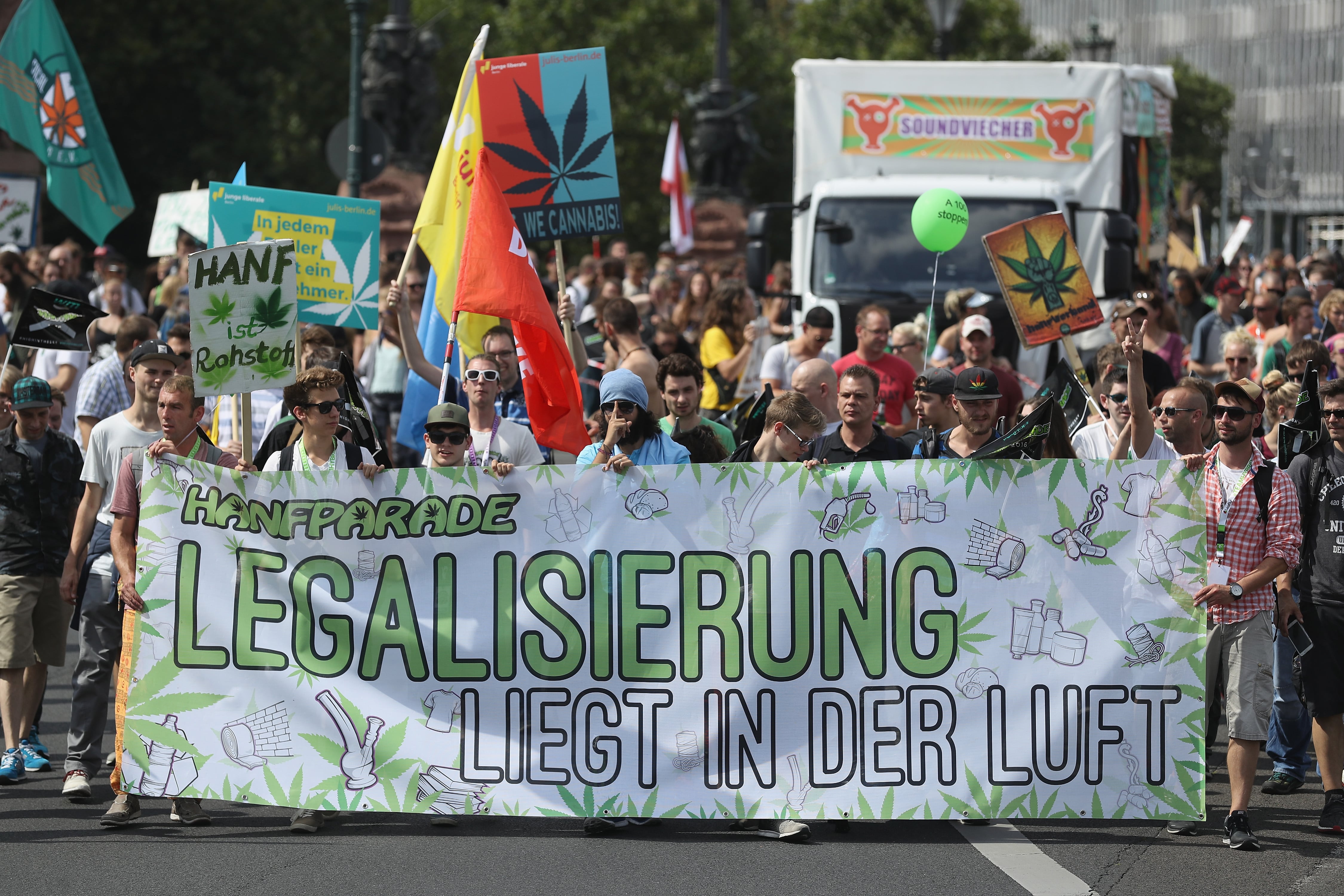 Manifestantes alemanes a favor de legalizar el cannabis en Alemania.