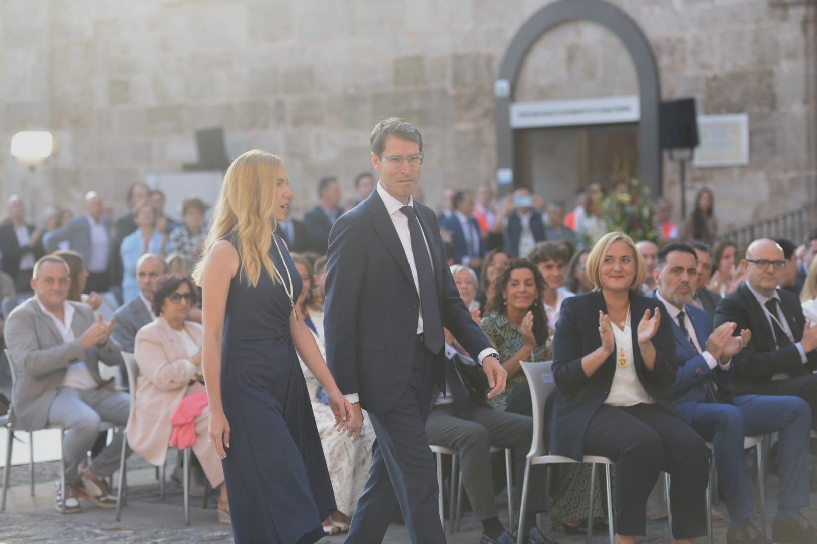 Gonzalo Capellán ha tomado posesión de su cargo como presidente de La Rioja en San Millán de la Cogolla. En la imagen, junto a la presidenta del Parlamento, Marta Fernández.