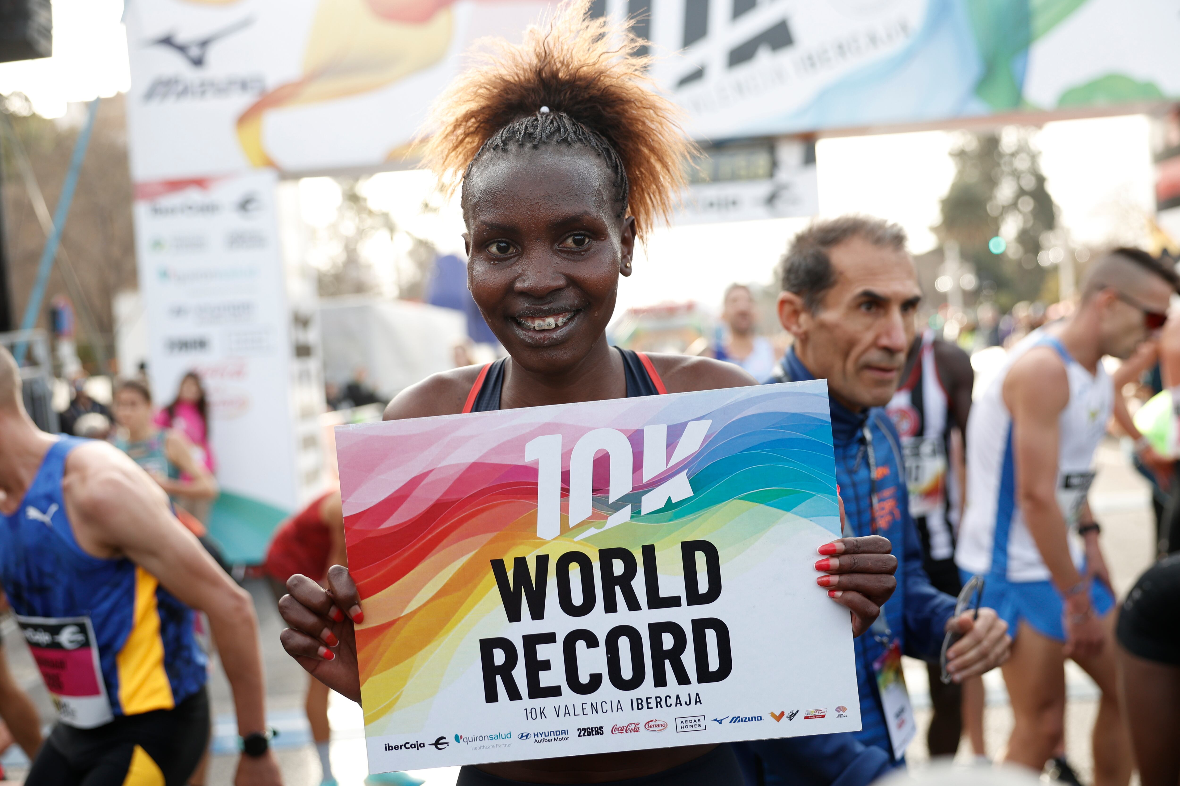 GRAF4908. VALENCIA, 14/01/2024.- La atleta keniana Agnes Jebet Ngetich ha batido este domingo el récord del mundo de 10K con una marca de 28:45 en la 10K Valencia Ibercaja al superar el récord que ostentaba Yalemzerf Yehualaw (Castellón 2022, 29:14). EFE/Biel Aliño