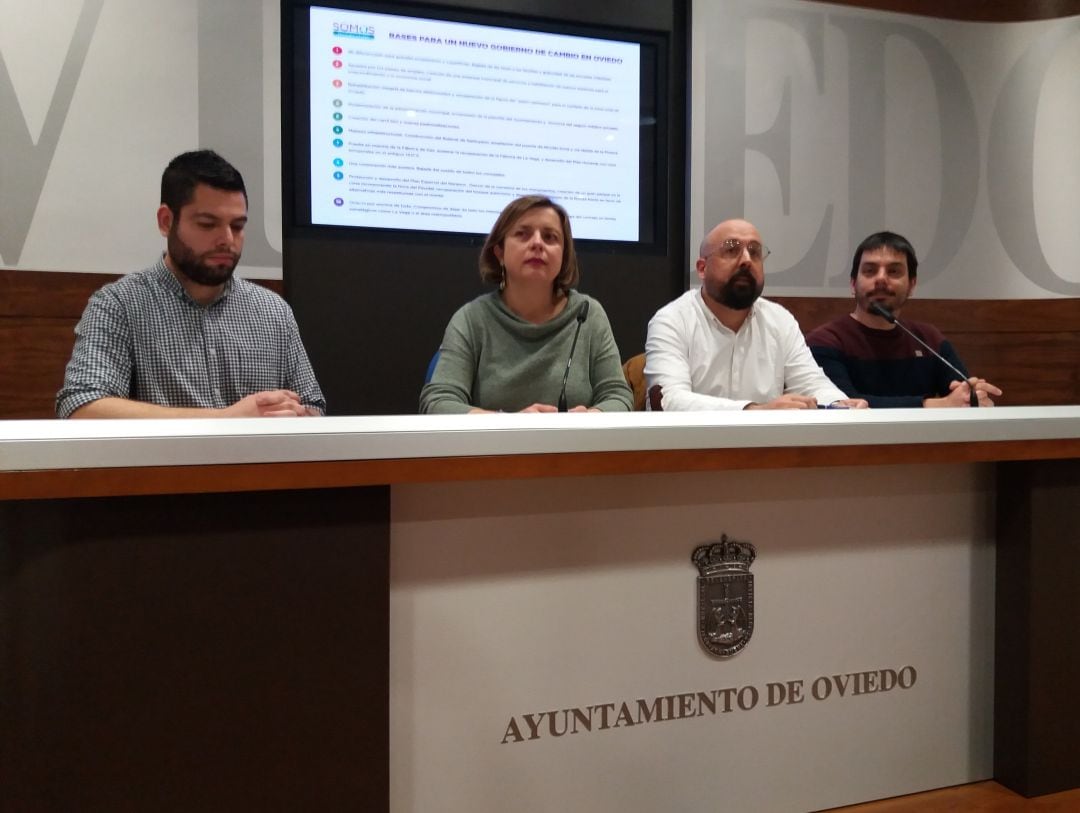 Somos Oviedo presenta una acuerdo de mínimos a sus socios de gobierno, PSOE e IU, de cara a las elecciones munipales del 26 de mayo. En la mesa, Rubén Rosón, concejal y número 2 por Somos; Ana Taboada, candidata a la alcaldía; David Acera, coordinador y número 6 de la lista; y Nacho del Páramo, concejal y número 4 por Somos.