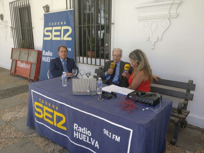 De izquierda a derecha: Eugenio Domínguez Vilches, rector de la UNIA, Antonio Garriges Walker, presidente de honor de ACNUR y la periodista de la SER, Ana Gil