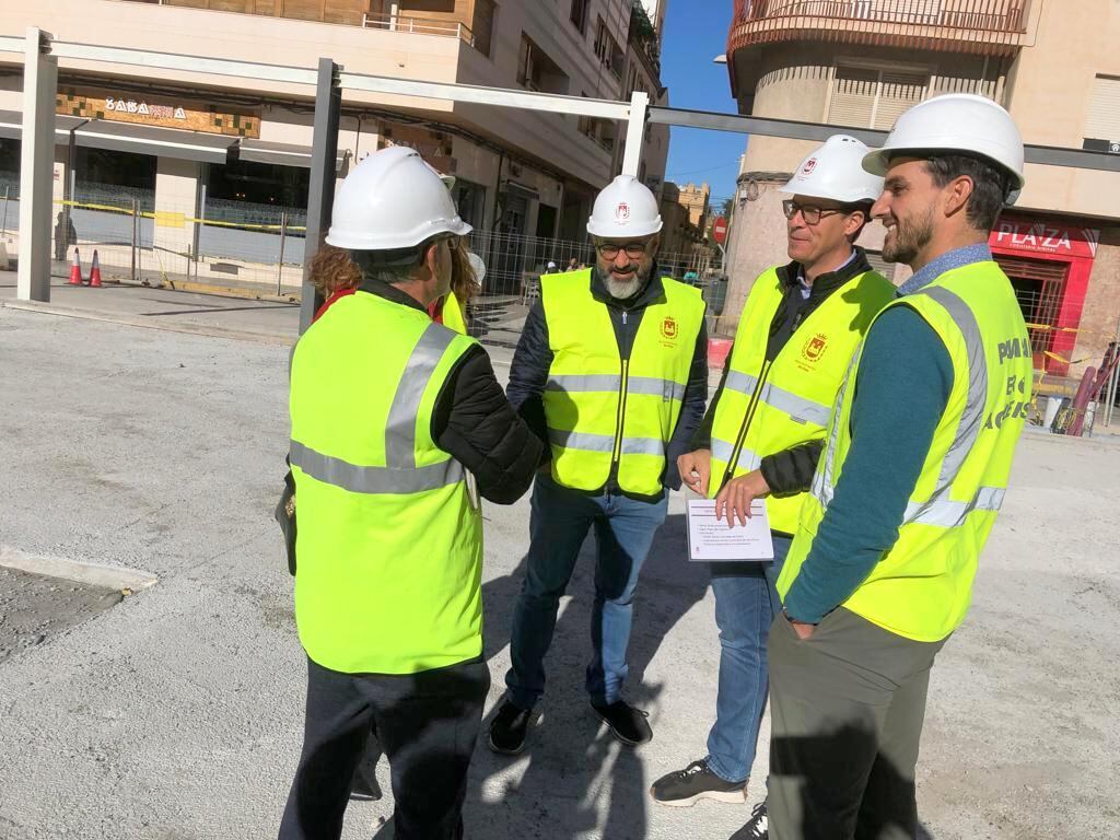 Visita a las obras de la plaza Zapatero de Elda cuando el proyecto comenzaba a ejecutarse