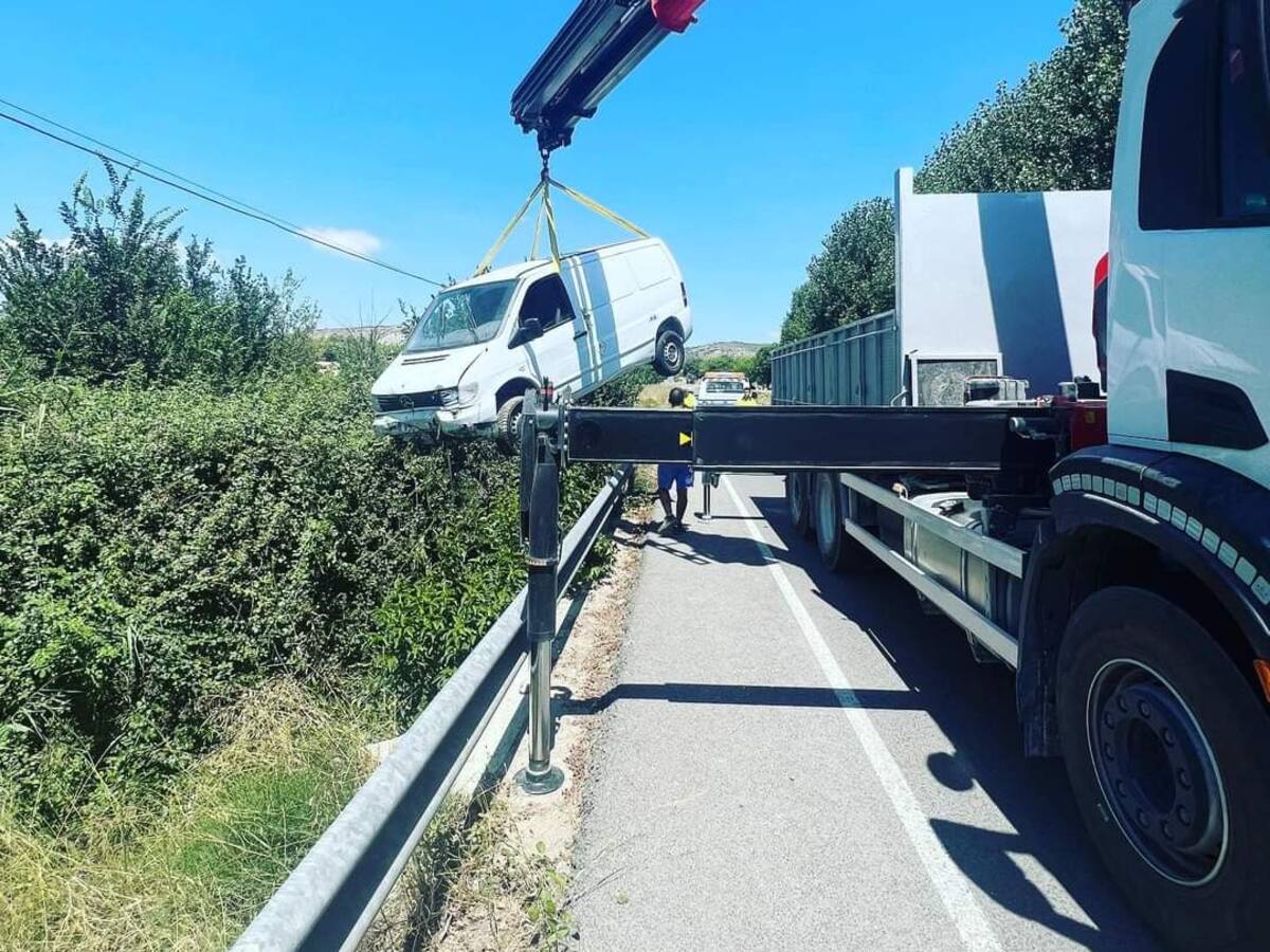 Un vehículo cae al río Marjal, en Banyeres de Mariola