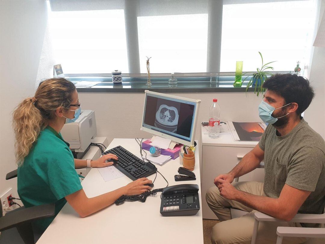 Médico atiende a un paciente en consulta