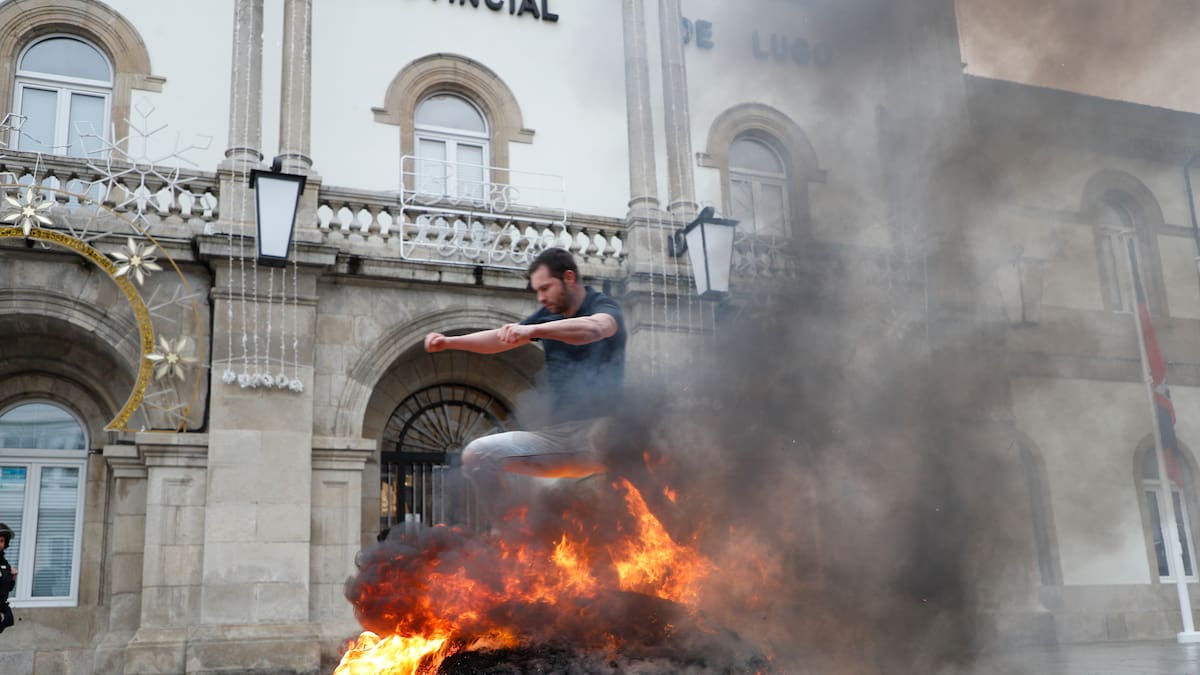 Los ganaderos de Lugo se reúnen hoy con la presidenta de la Diputación y la conselleira de Medio Rural tras una noche de protestas