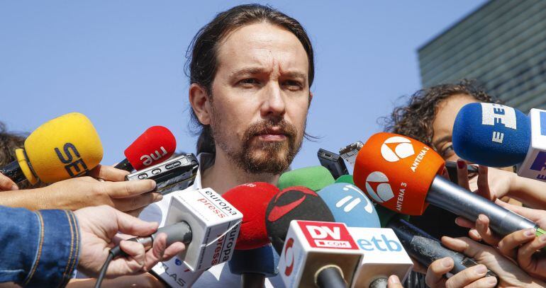El secretario general de Podemos, Pablo Iglesias, atiende a los medios de comunicación