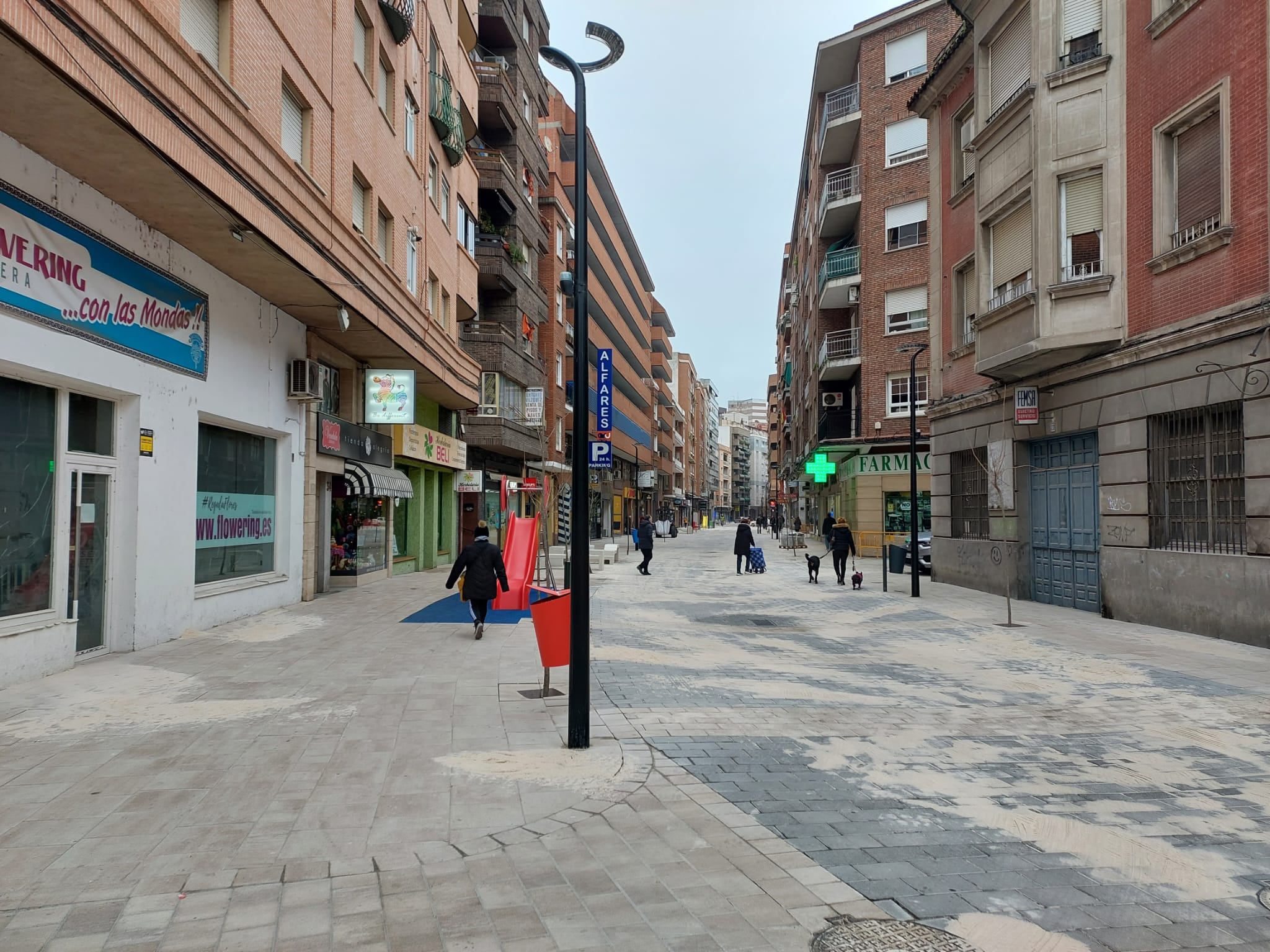 La calle Alfares luce renovada. Aún sin abrir al tráfico rodado, por falta de señalización.