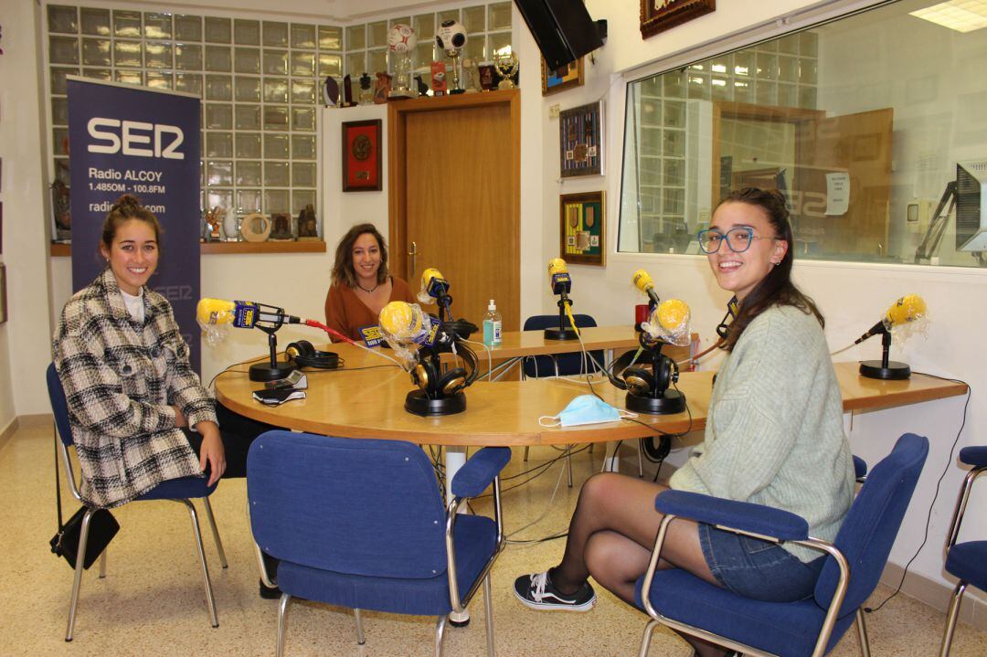 Isabel Lledó, Sara Marín y Alba Llidó en los estudios de Radio Alcoy
