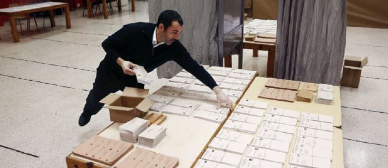 Preparación de un colegio electoral el pasado 20 de diciembre