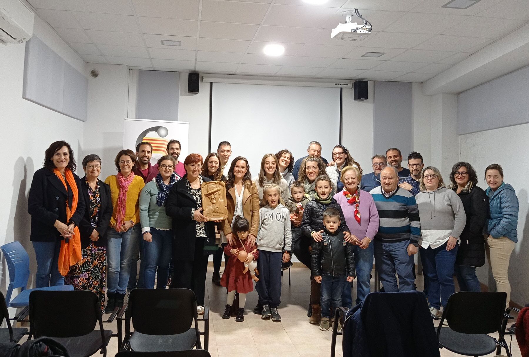 Representants del CRAC Mariola Benicadell amb la presidenta de la Coordinadora, Elionor Ortolà, i la periodista Ester Vizcarra