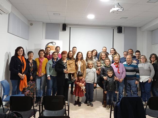 Representants del CRAC Mariola Benicadell amb la presidenta de la Coordinadora, Elionor Ortolà, i la periodista Ester Vizcarra