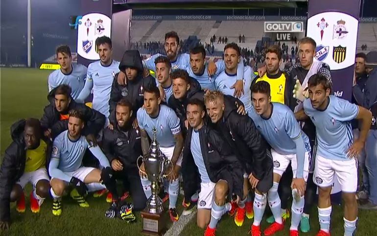 El equipo celeste posa con la copa gallega tras ganal ar Deportivo de La Coruña por 2-0 en Montevideo (Uruguay).