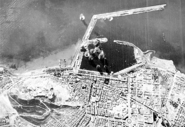 Imagen aerea de los bombardeos en el puerto de Alicante durnate la Guerra Civil