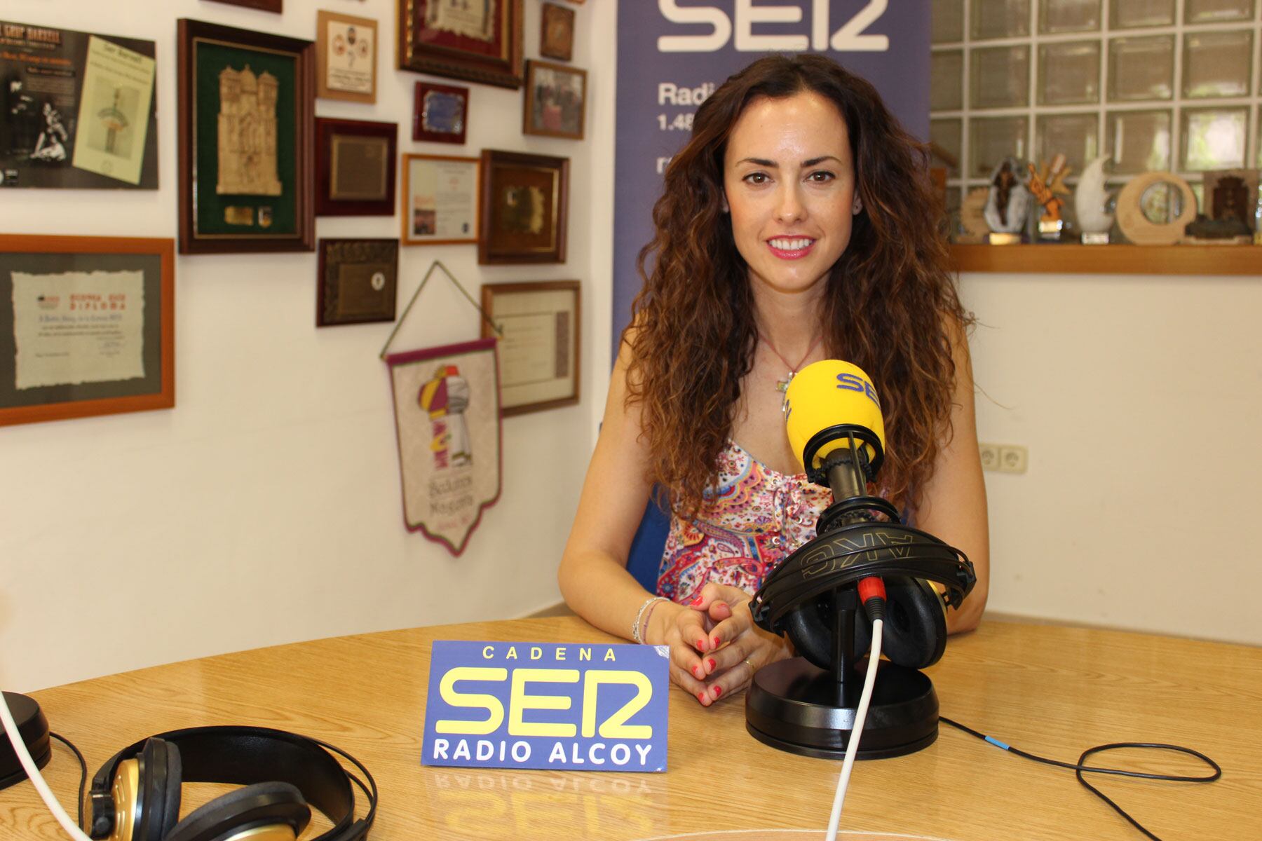 Mireia Estepa, alcaldesa de Cocentaina, en el estudio central de Radio Alcoy
