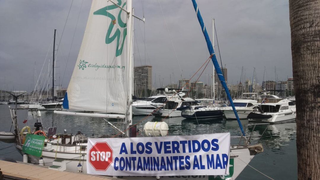 El velero Diosa Maat de Ecologiastas en Acción, atracado en el puerto de Alicante