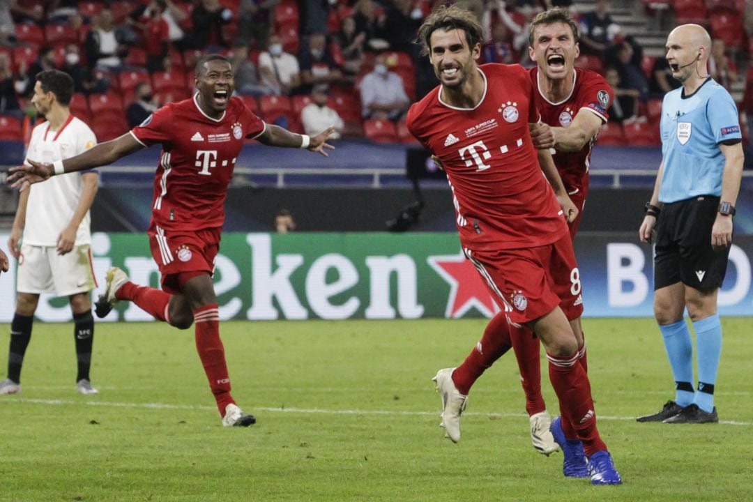 Javi Martínez celebra el gol que le da la Supercopa de Europa al Bayern