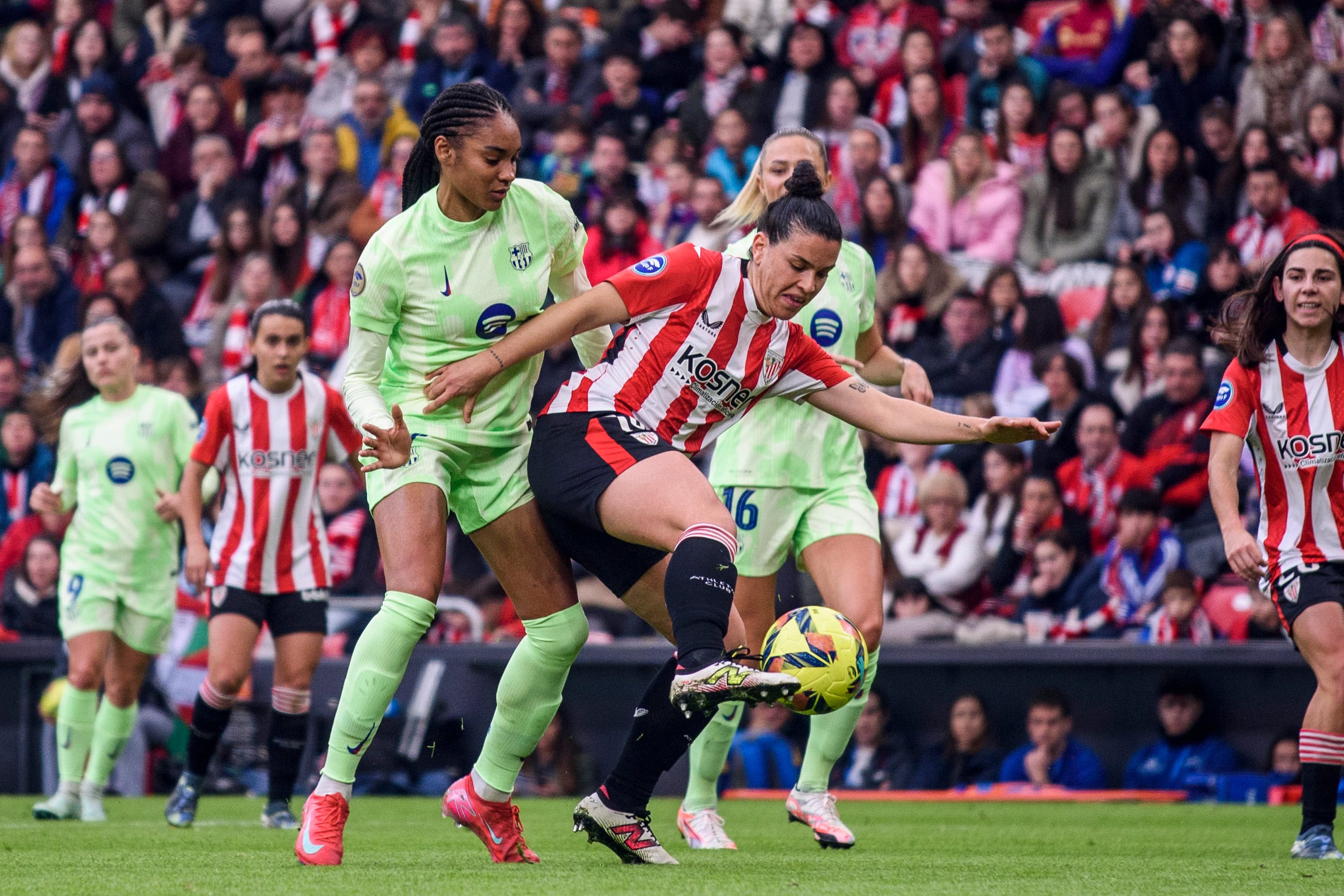 BILBAO, 18/01/2025.- LLa centrocampista del Athletic de Bilbao Leire Baños (c) disputa un balón con la delantera del Barcelona Salma Paralluelo (i) durante el encuentro de la Liga F entre el Athletic de Bilbao y el FC Barcelona, este sábado en el estadio de San Mamés. EFE/Javier Zorrilla
