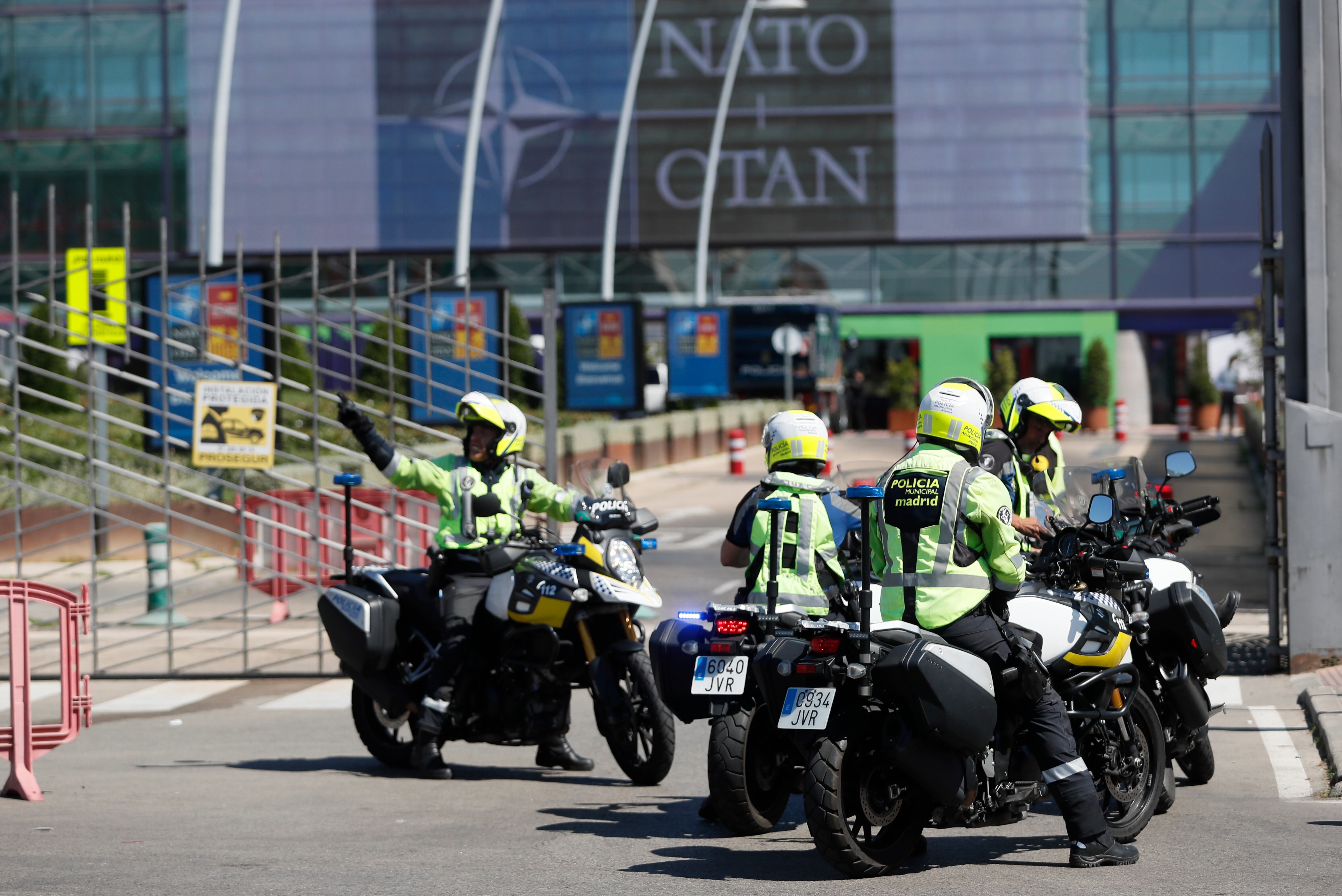 Dispositivos de seguridad de la Guardia Civil y Policía Nacional frente a las instalaciones del recinto ferial IFEMA de Madrid este lunes con motivo de la cumbre de la OTAN que se celebrará en la capital.