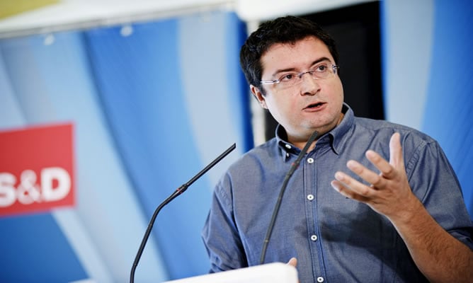 El secretario de Organización del PSOE, Óscar López, durante su intervención hoy en la jornada &#039;Más Europa frente a la crisis&#039;