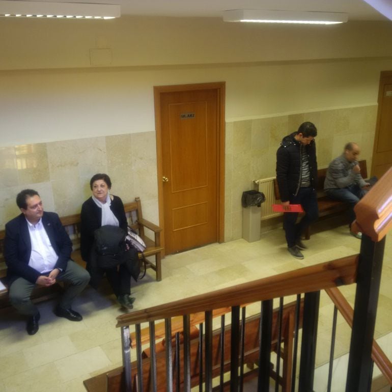 Momentos previos al juicio en el que se han visto involucrados los dos miembros de la ejecutiva sopcialista provincial