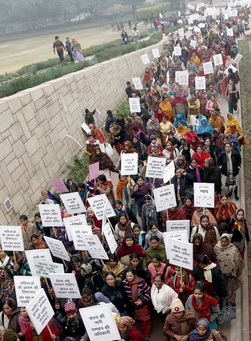 Participantes de la Marcha por la Paz en monumento Mahatma Gandhi de Nueva Delhi, en la India. El evento fue organizado por el gobierno de Nueva Delhi y la Comisión para las Mujeres de Delhi como homenaje a la joven violada en un autobús por seis hombres 