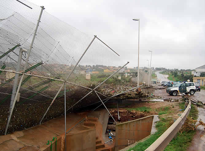 La valla perimetral que separa Melilla de Marruecos se ha visto afectada por las lluvias, ya que alrededor de 50 metros han quedado dañados en la zona próxima al aeropuerto y al puesto fronterizo de Barrio Chino