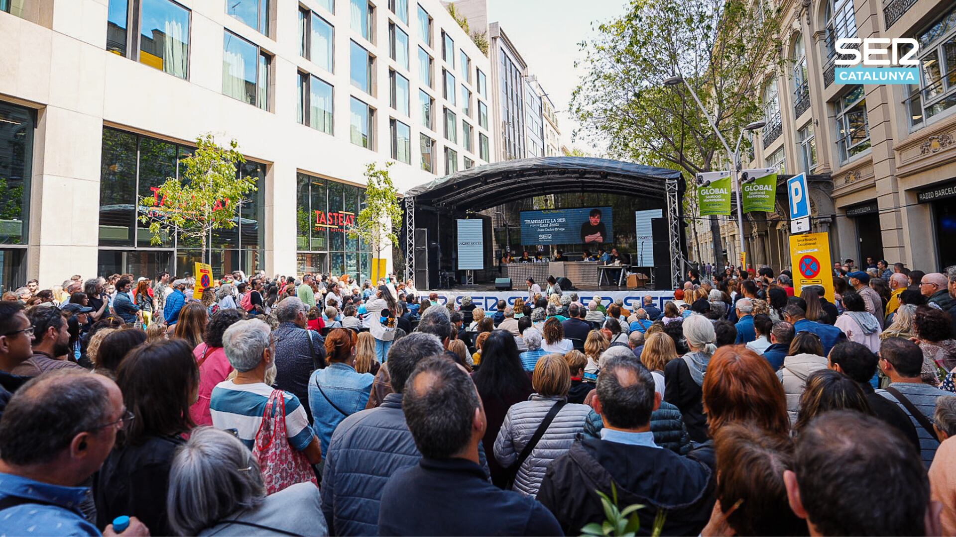 Sant Jordi 2023 al carrer Casp de Barcelona